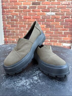 Toms Women’s Olive Canvas Slip-On with Chunky Black Sole size 8.5